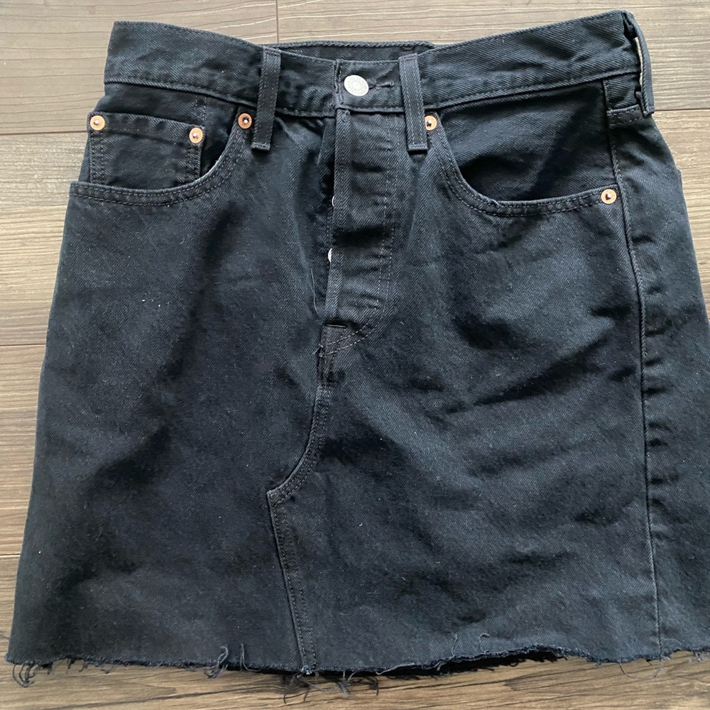 Black denim jean Levi’s skirt! Premium denim, worn once. High waist